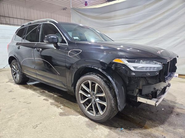 2018 VOLVO XC90 Momentum — Passenger 3/4