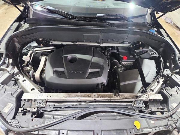 2018 VOLVO XC90 Momentum — Engine bay