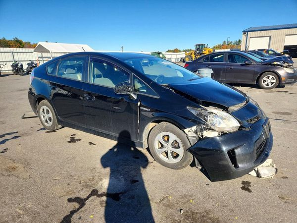 2015 TOYOTA PRIUS — Passenger 3/4