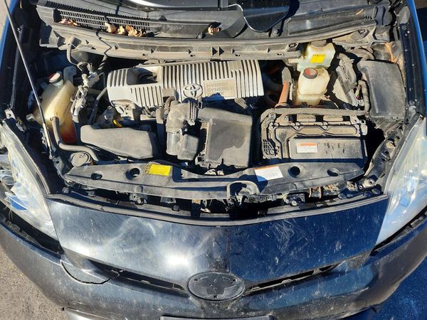 2015 TOYOTA PRIUS — Engine bay