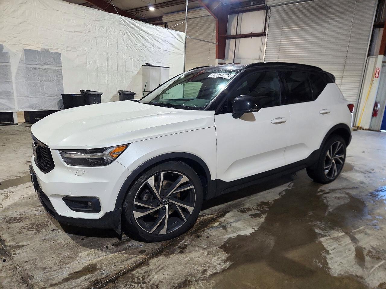 2021 VOLVO XC40 R-Design — Front 3/4