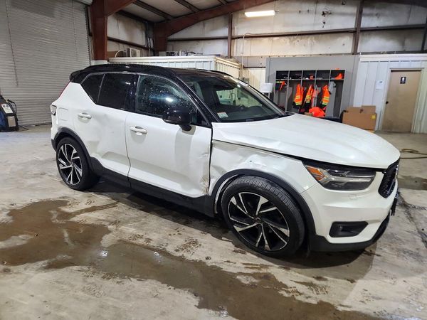 2021 VOLVO XC40 R-Design — Passenger 3/4
