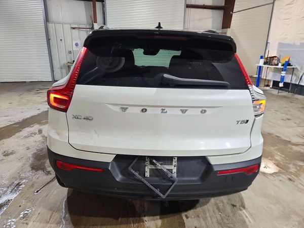 2021 VOLVO XC40 R-Design — DIRR