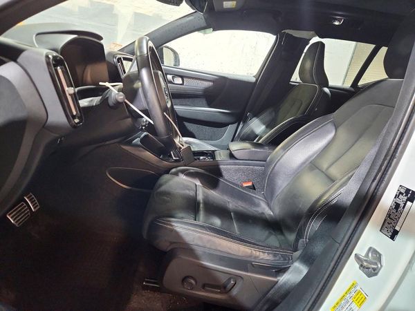 2021 VOLVO XC40 R-Design — DENT