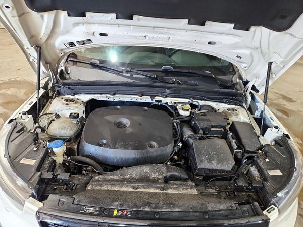 2021 VOLVO XC40 R-Design — Engine bay