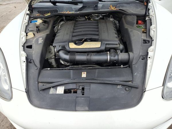 2013 PORSCHE CAYENNE — Engine bay