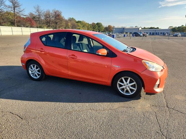2013 TOYOTA PRIUS — Passenger 3/4