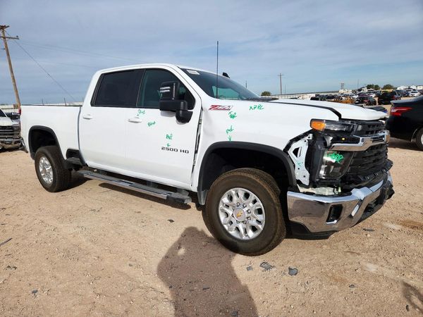 2026 CHEVROLET SILVERADO LT — Passenger 3/4