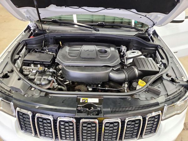2020 JEEP GRAND CHEROKEE Laredo — Engine bay