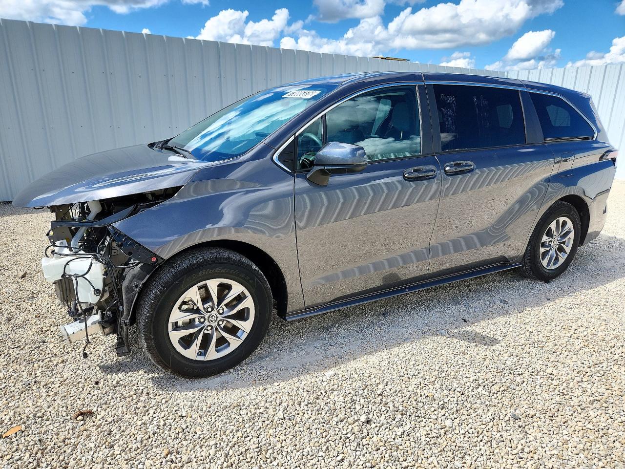 2025 TOYOTA SIENNA LE — Front 3/4