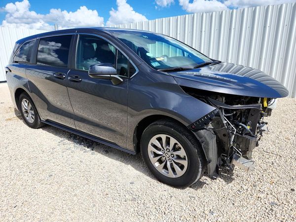 2025 TOYOTA SIENNA LE — Passenger 3/4