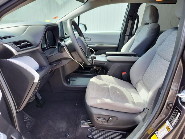 2025 TOYOTA SIENNA LE — DENT