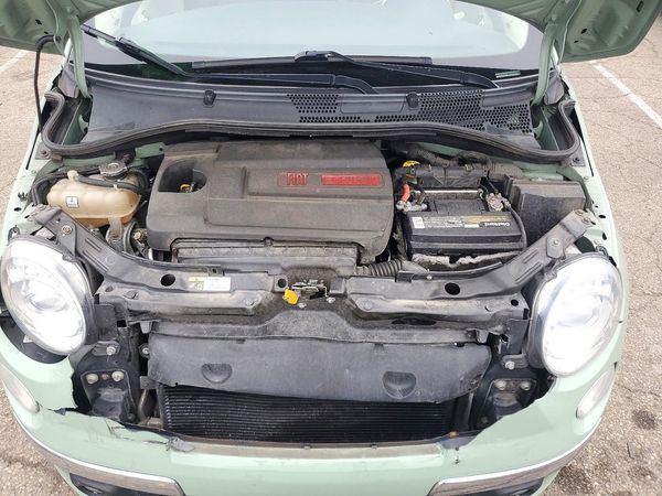 2015 FIAT 500 Lounge — Engine bay