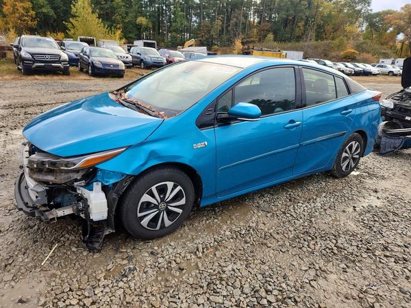 2018 TOYOTA PRIUS Plus/Premium/Advanced — Front 3/4