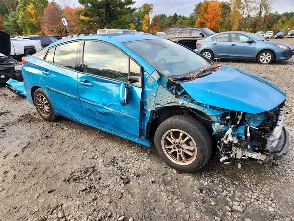 2018 TOYOTA PRIUS Plus/Premium/Advanced — Passenger 3/4