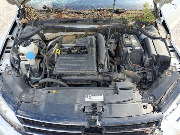 2017 VOLKSWAGEN JETTA S — Engine bay