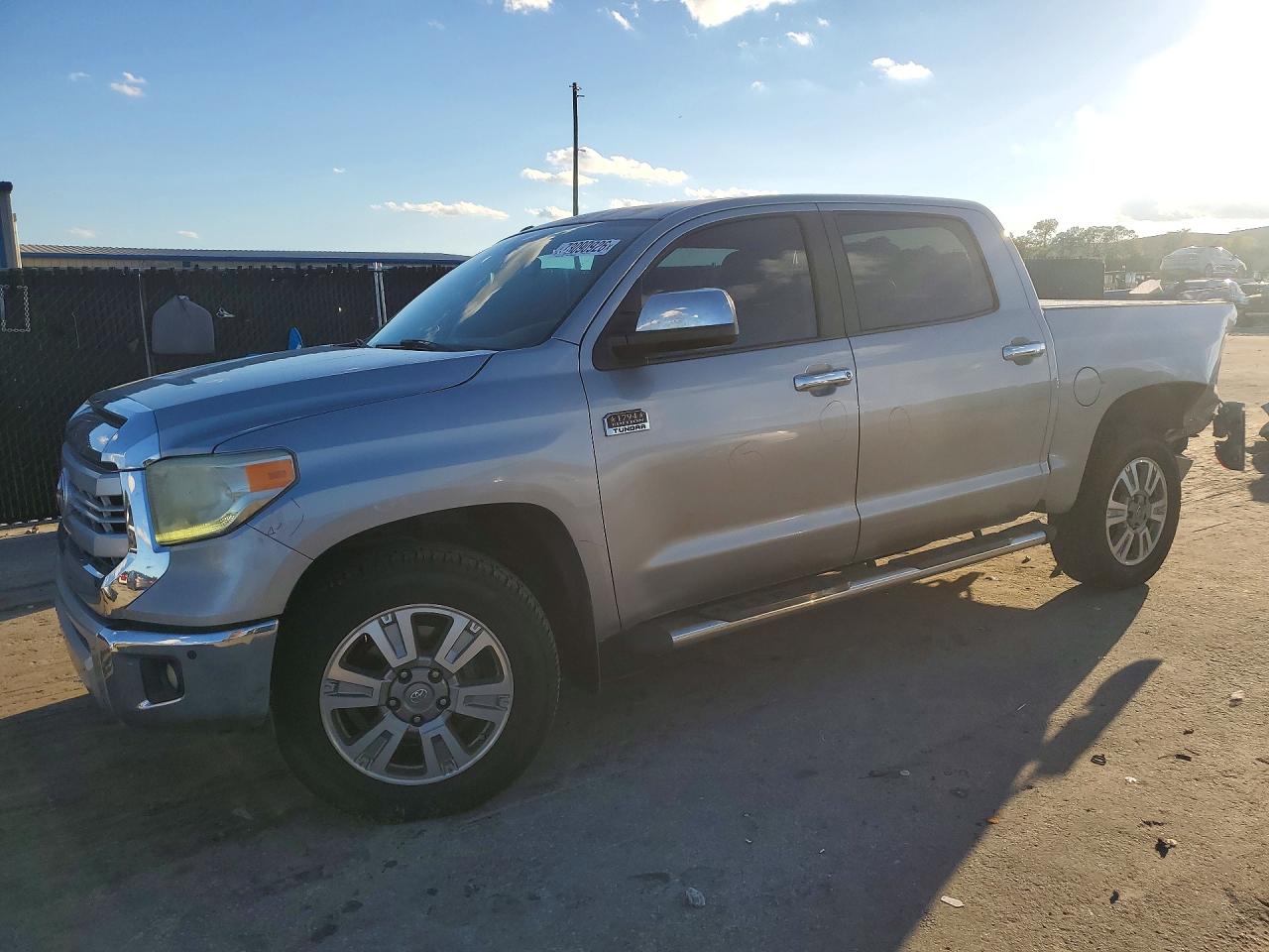 2014 TOYOTA TUNDRA Platinum — Front 3/4