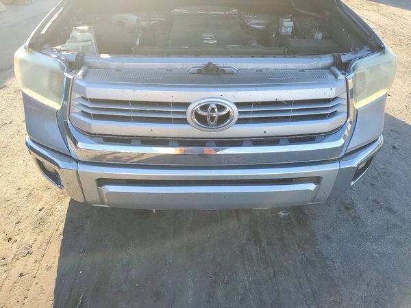 2014 TOYOTA TUNDRA Platinum — Engine bay