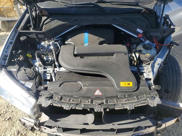 2016 BMW X5 xDrive40e — Engine bay