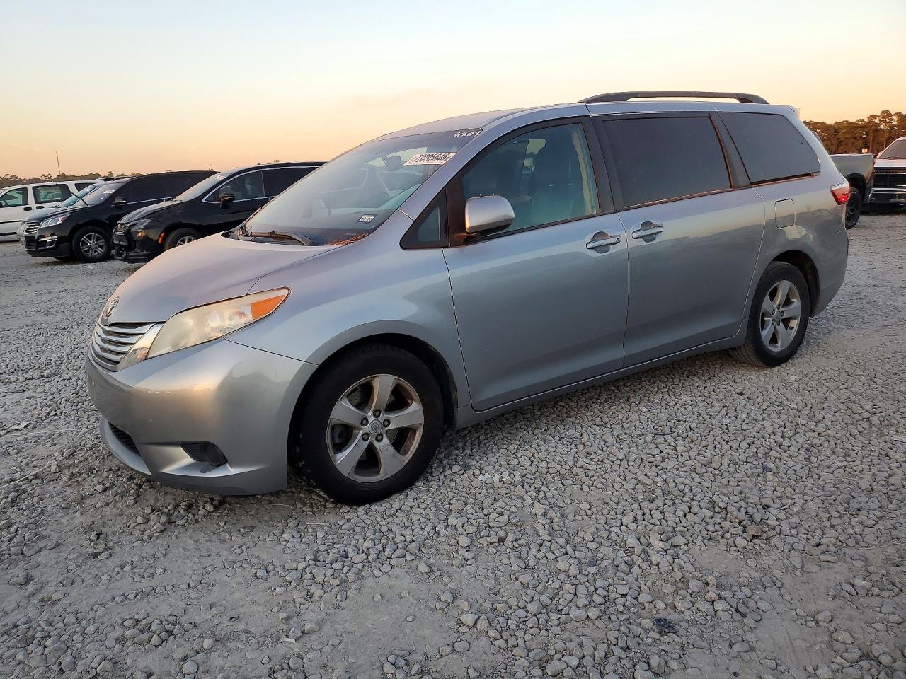 2017 TOYOTA SIENNA LE Mobility/LE — Front 3/4
