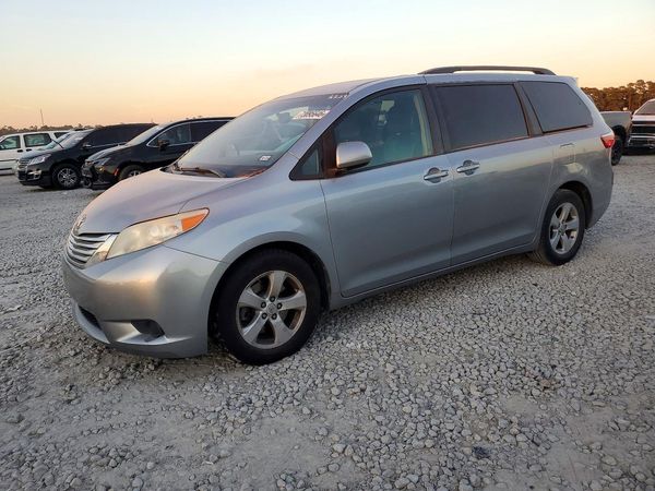 2017 TOYOTA SIENNA — DSFA — Front 3/4