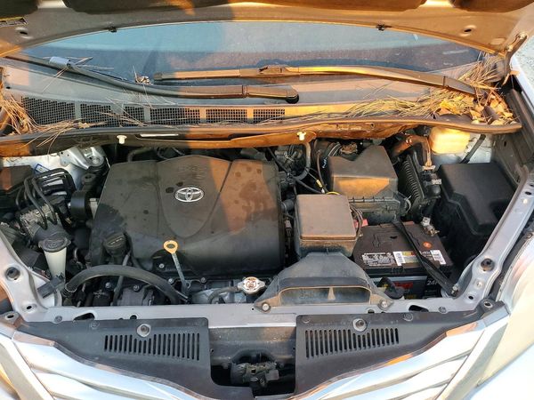 2017 TOYOTA SIENNA LE Mobility/LE — Engine bay