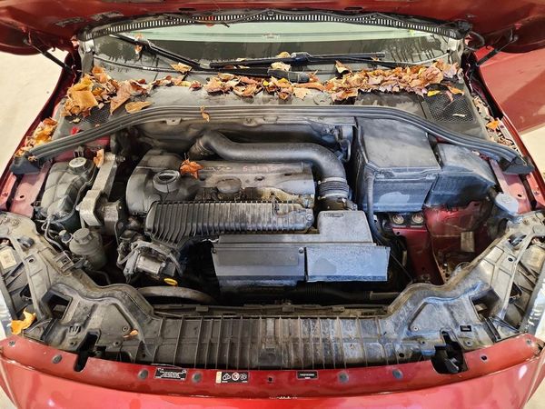 2014 VOLVO S60 — Engine bay
