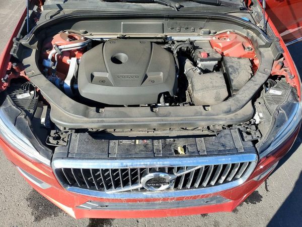 2021 VOLVO XC60 Inscription — Engine bay