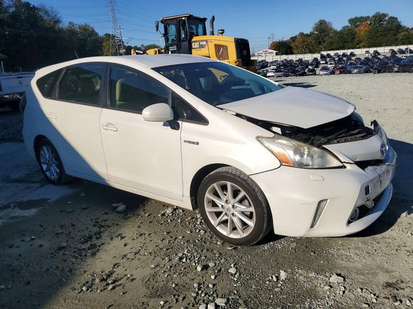 2014 TOYOTA PRIUS — Passenger 3/4