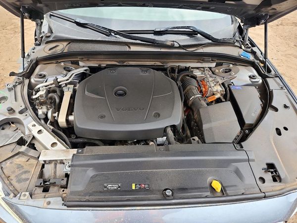 2018 VOLVO S90 Inscription — Engine bay