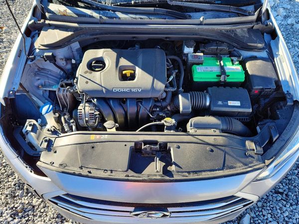 2017 HYUNDAI ELANTRA — Engine bay