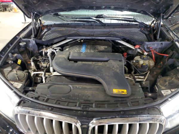 2016 BMW X5 xDrive40e — Engine bay