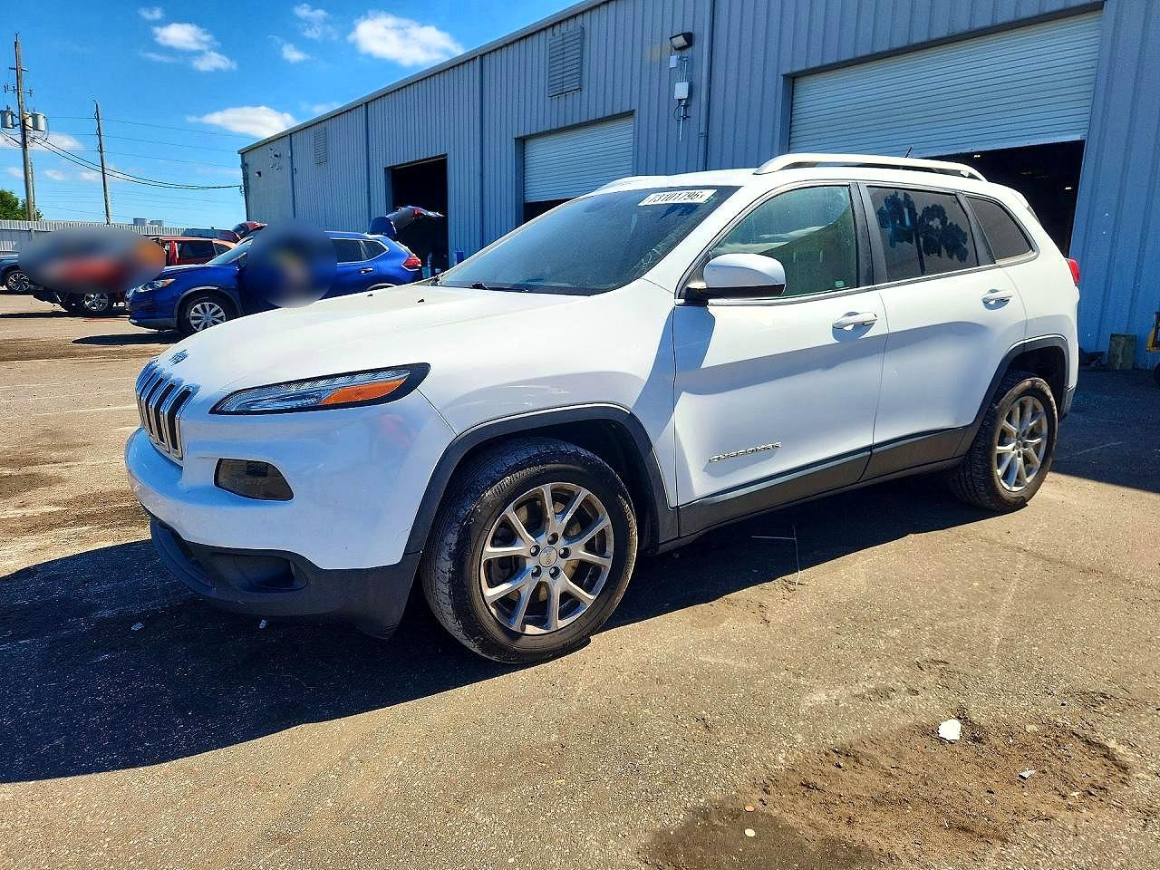 2015 JEEP CHEROKEE Latitude — Front 3/4