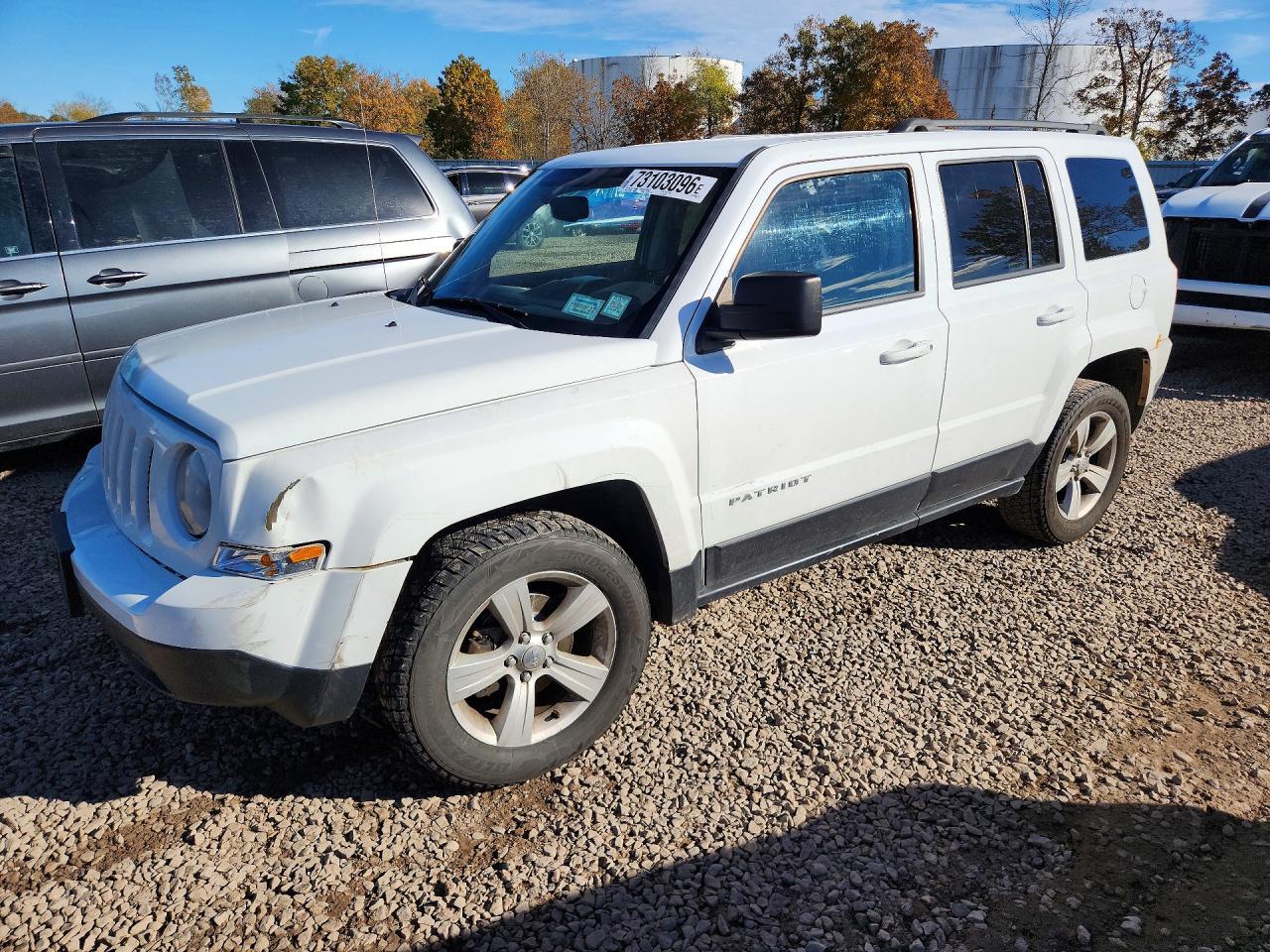 2014 JEEP PATRIOT LATITUDE 4X4 — Front 3/4