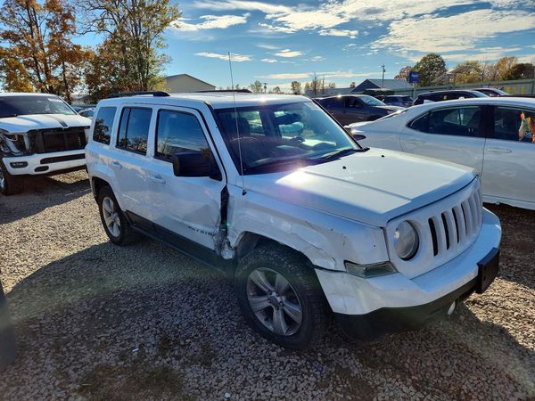2014 JEEP PATRIOT LATITUDE 4X4 — Passenger 3/4
