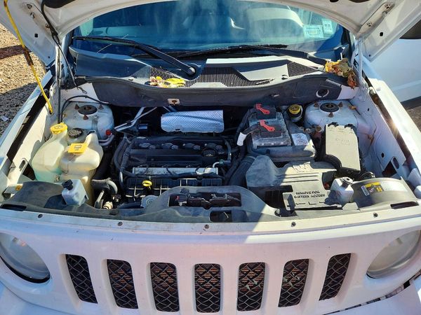 2014 JEEP PATRIOT LATITUDE 4X4 — Engine bay