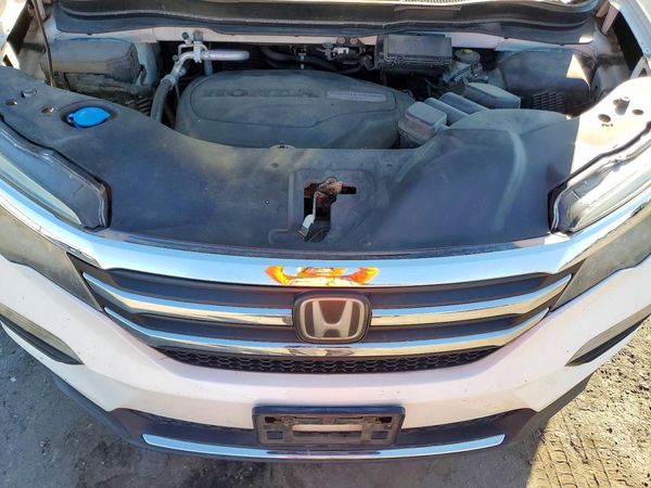 2016 HONDA PILOT Elite — Engine bay