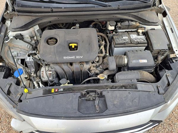 2018 HYUNDAI ELANTRA — Engine bay