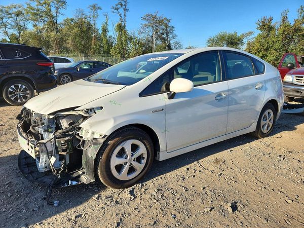 2015 TOYOTA PRIUS — Front 3/4