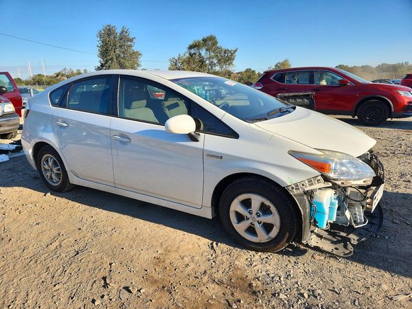 2015 TOYOTA PRIUS — Passenger 3/4