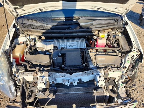 2015 TOYOTA PRIUS — Engine bay