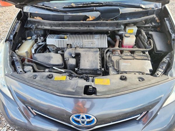 2012 TOYOTA PRIUS — Engine bay