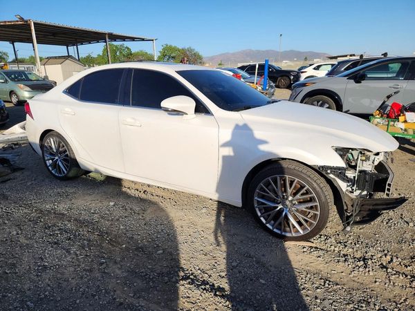 2016 LEXUS IS 200t — Passenger 3/4