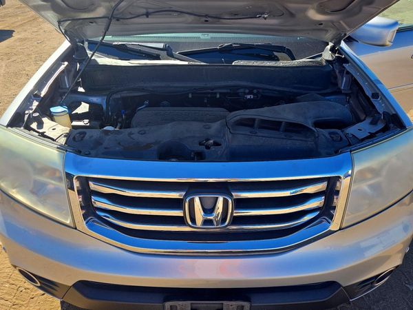 2015 HONDA PILOT TOURING — Engine bay