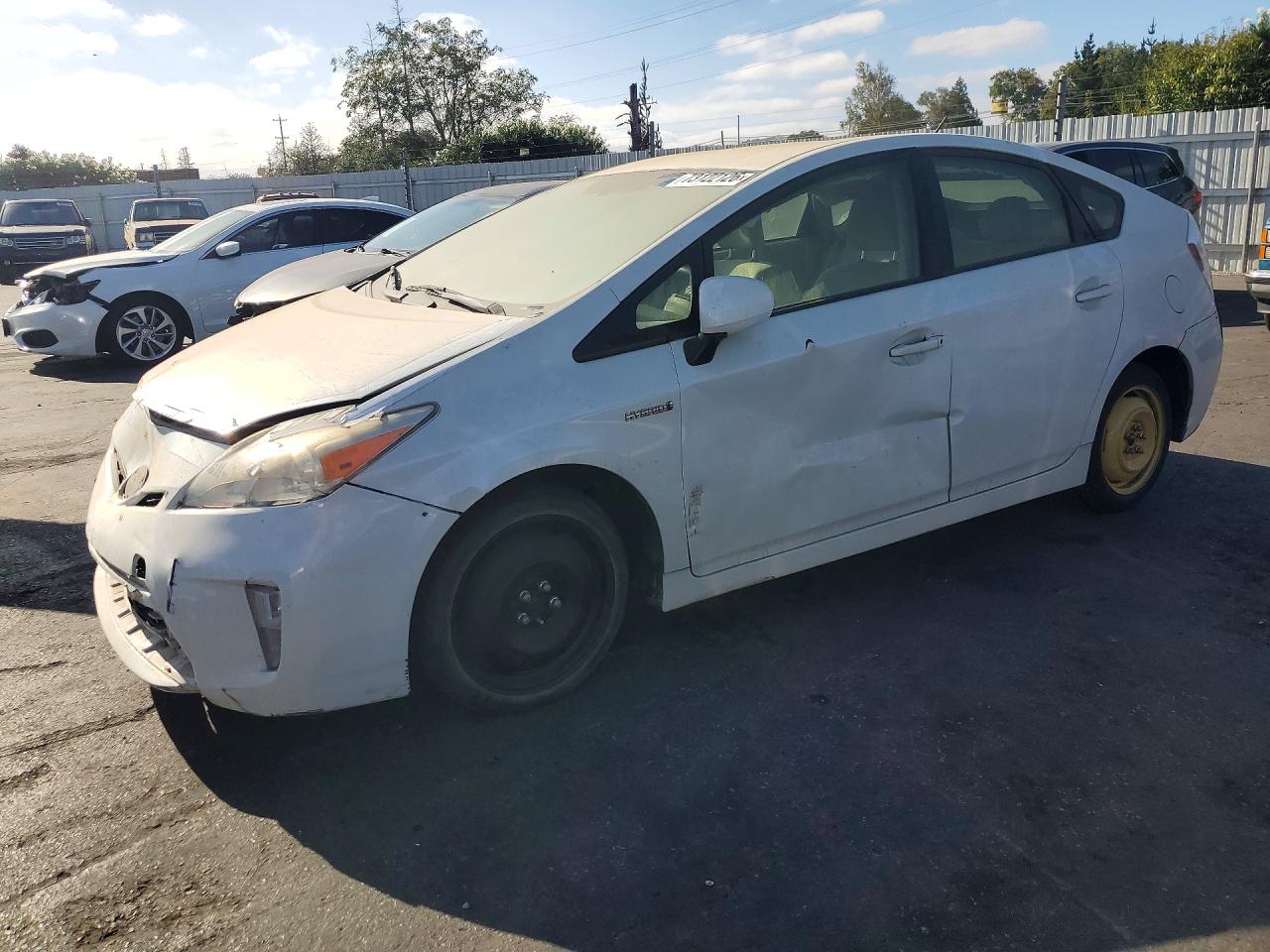 2015 TOYOTA PRIUS — Front 3/4