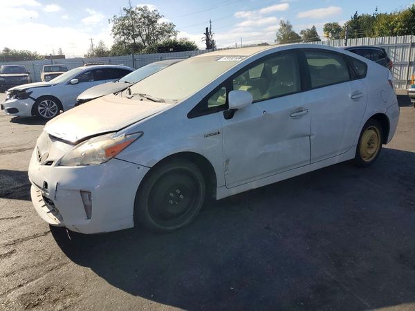 2015 TOYOTA PRIUS — Front 3/4