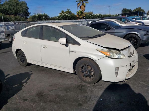2015 TOYOTA PRIUS — Passenger 3/4