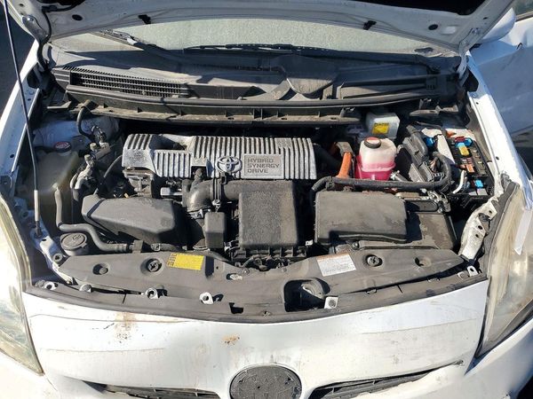 2015 TOYOTA PRIUS — Engine bay