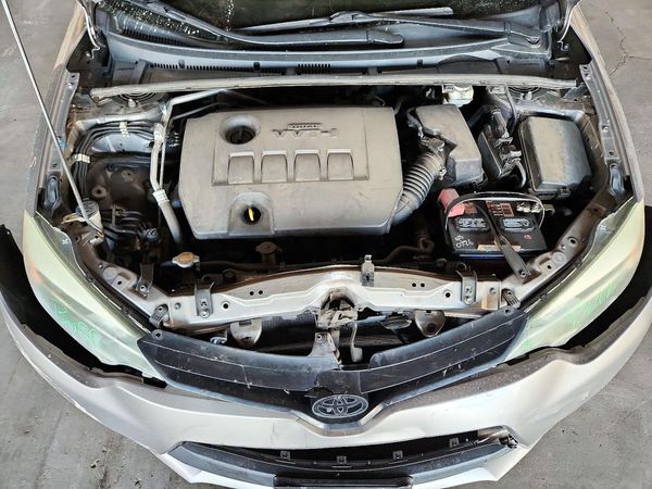 2014 TOYOTA COROLLA L/LE — Engine bay
