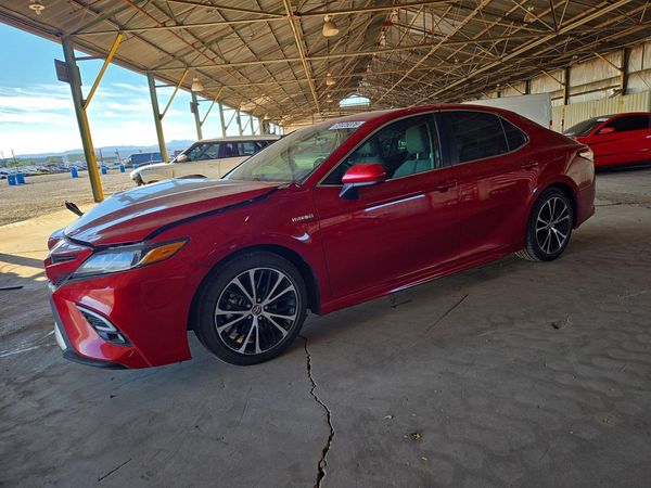 2020 TOYOTA CAMRY SE Hybrid — Front 3/4